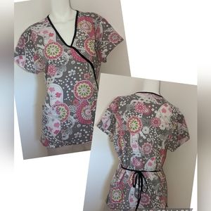 Absolute size Medium scrub top